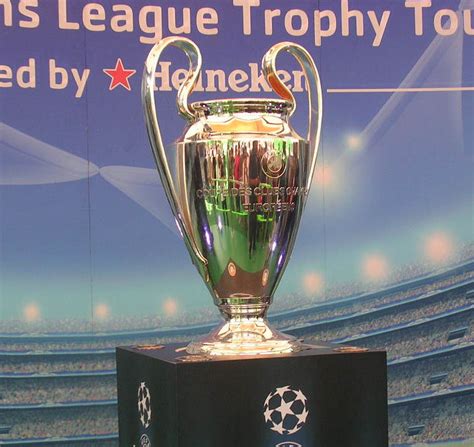 Ivan Rakitić menerima Piala